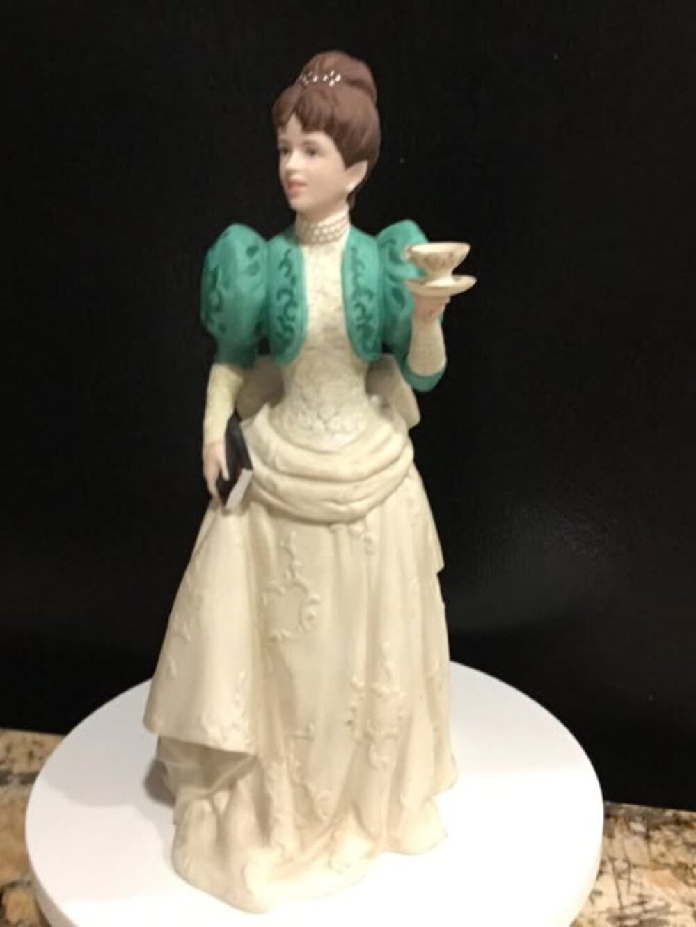 Avon 1995-1996 Mrs Albee President's Club Award Figurine w Teacup